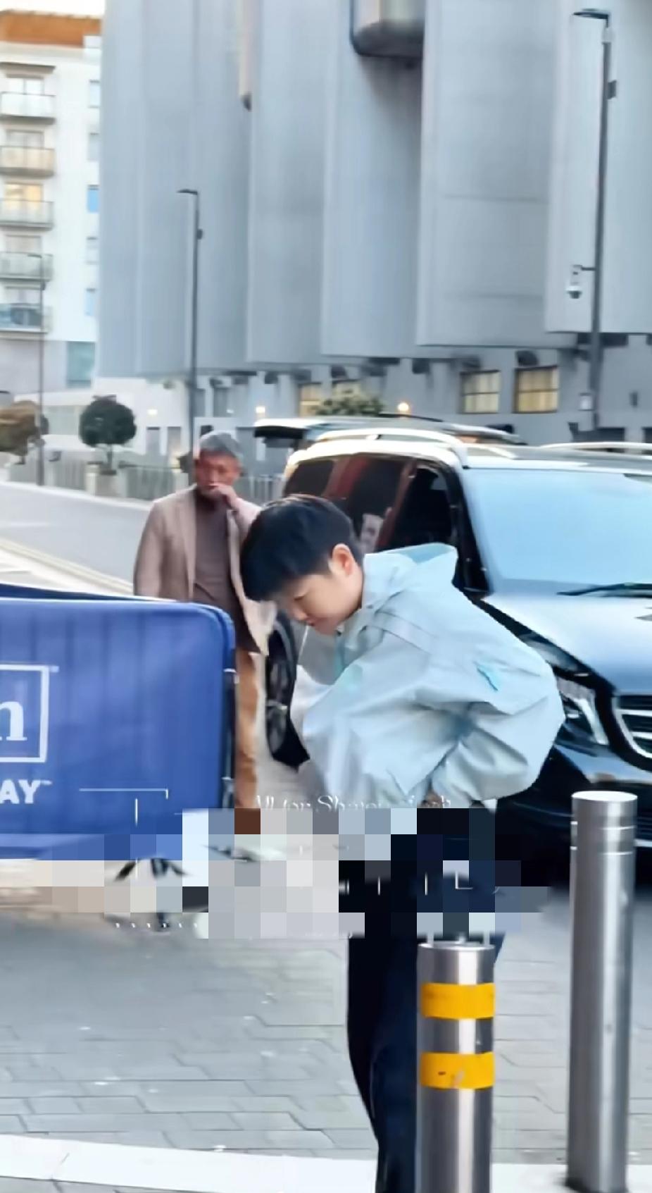 刷到孙颖莎伦敦世乒赛的路透，真的被她的随性可爱戳中了！
 
赶路的路上，旁若无人