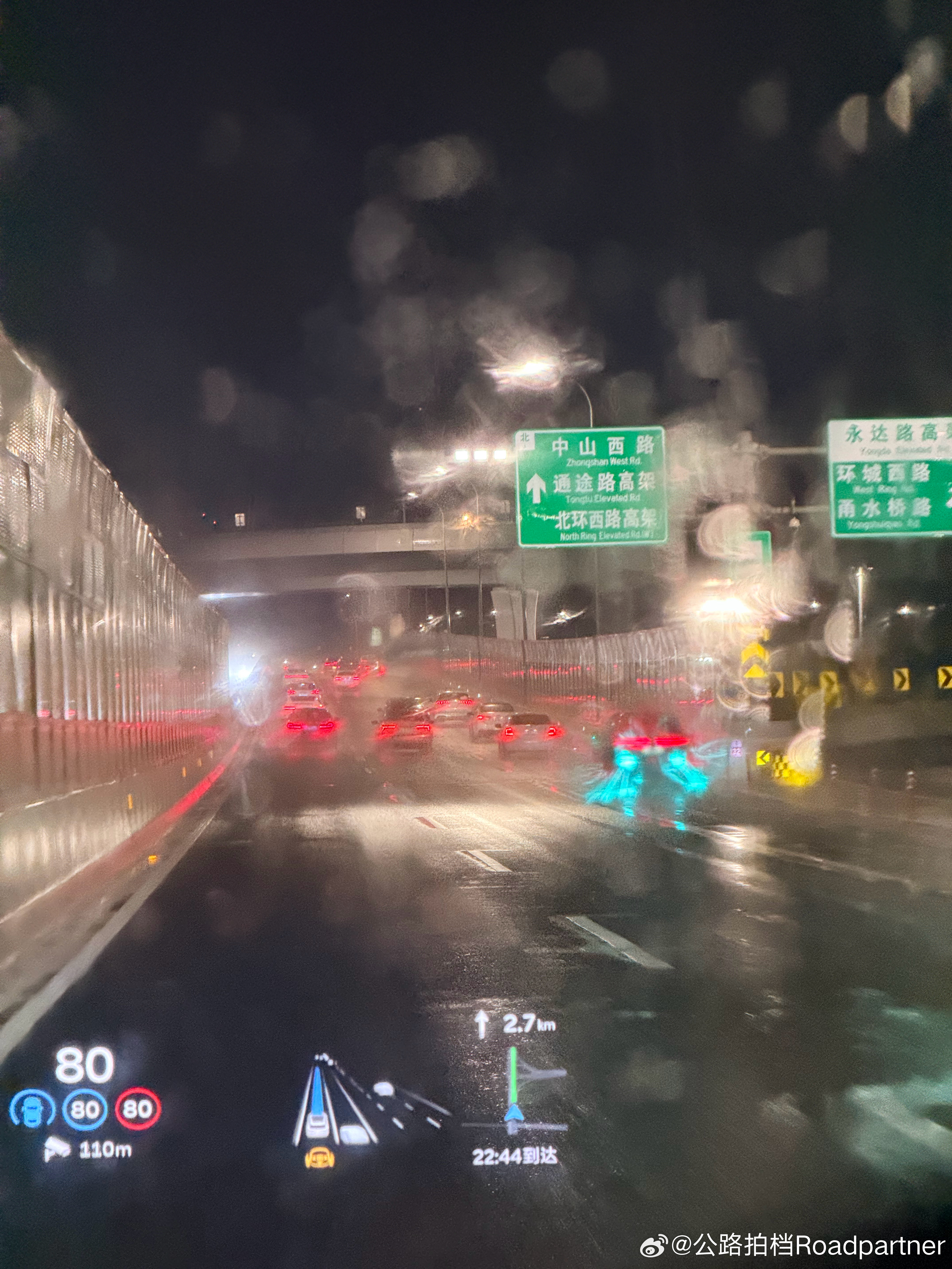 前方啥车，我没看出来！小蓝灯确实非常醒目，有点过于醒目了，就是你的注意力完全会不