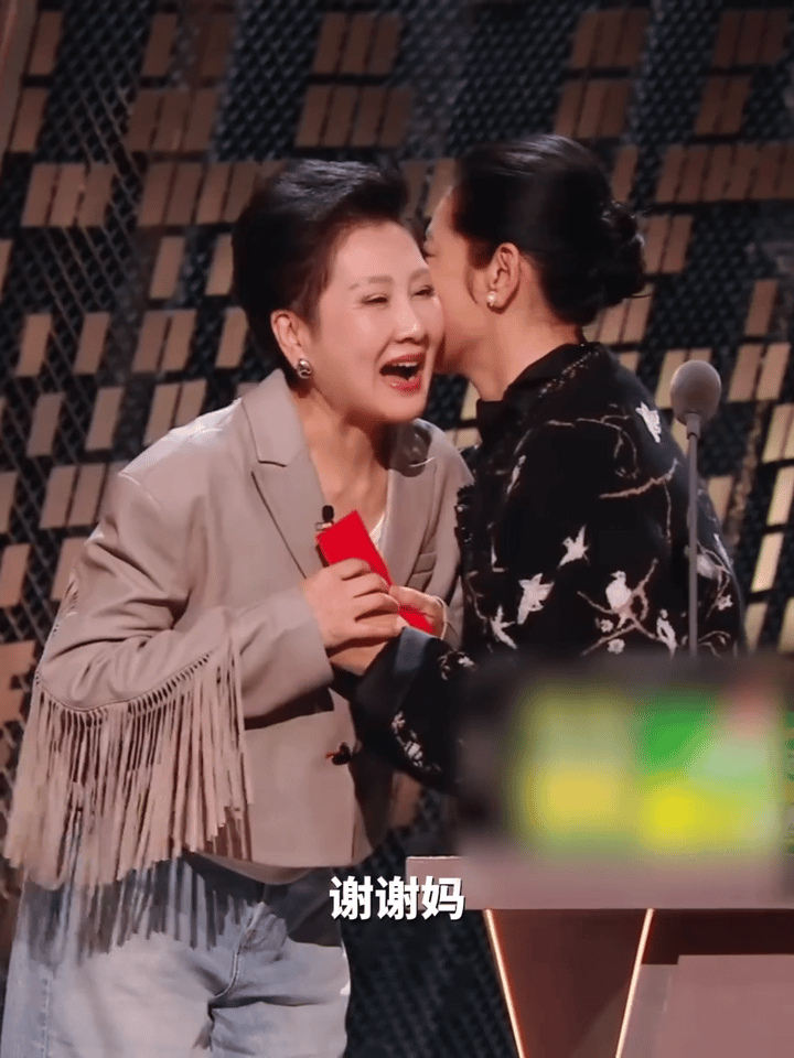 倪萍：妈给你带来了！退休金舍得花啊孩子，再不花童年就过去了！然后张凯丽跑过去抱住