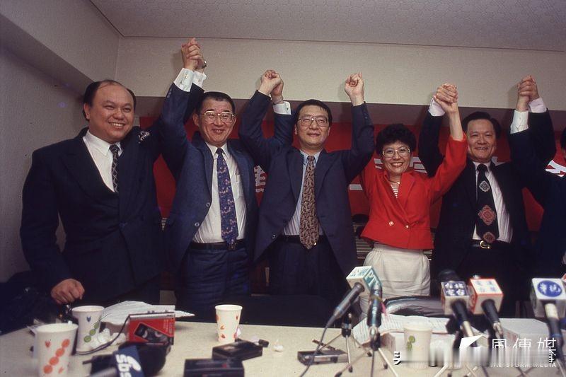 新党为何走向没落？太能变了！
新党最开始是由反国民党建制派的极右派成立的，他们刚