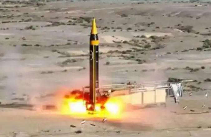 伊朗彻底撕破脸！超级重型导弹直接打击特拉维夫市中心，1 吨级战斗部，在街道炸出 