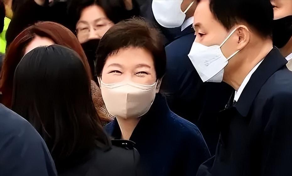 外界提起朴槿惠，总绕不过“三无女人”这个标签——无父母、无丈夫、无子女，把自己嫁
