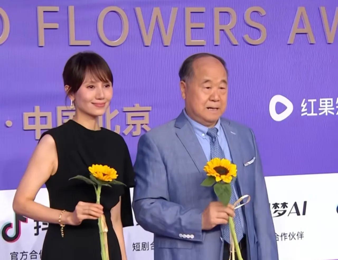 百花奖颁奖典礼上，莫言走了红毯。
莫言感慨说，红毯不好走，走着太漫长！
然后就开