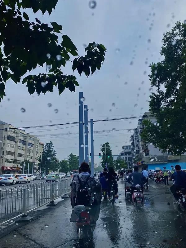 最新消息
邯郸明天要下雨啦☔️
邯郸的小伙伴们看过来⚠️
明天预报有中雨，气温像