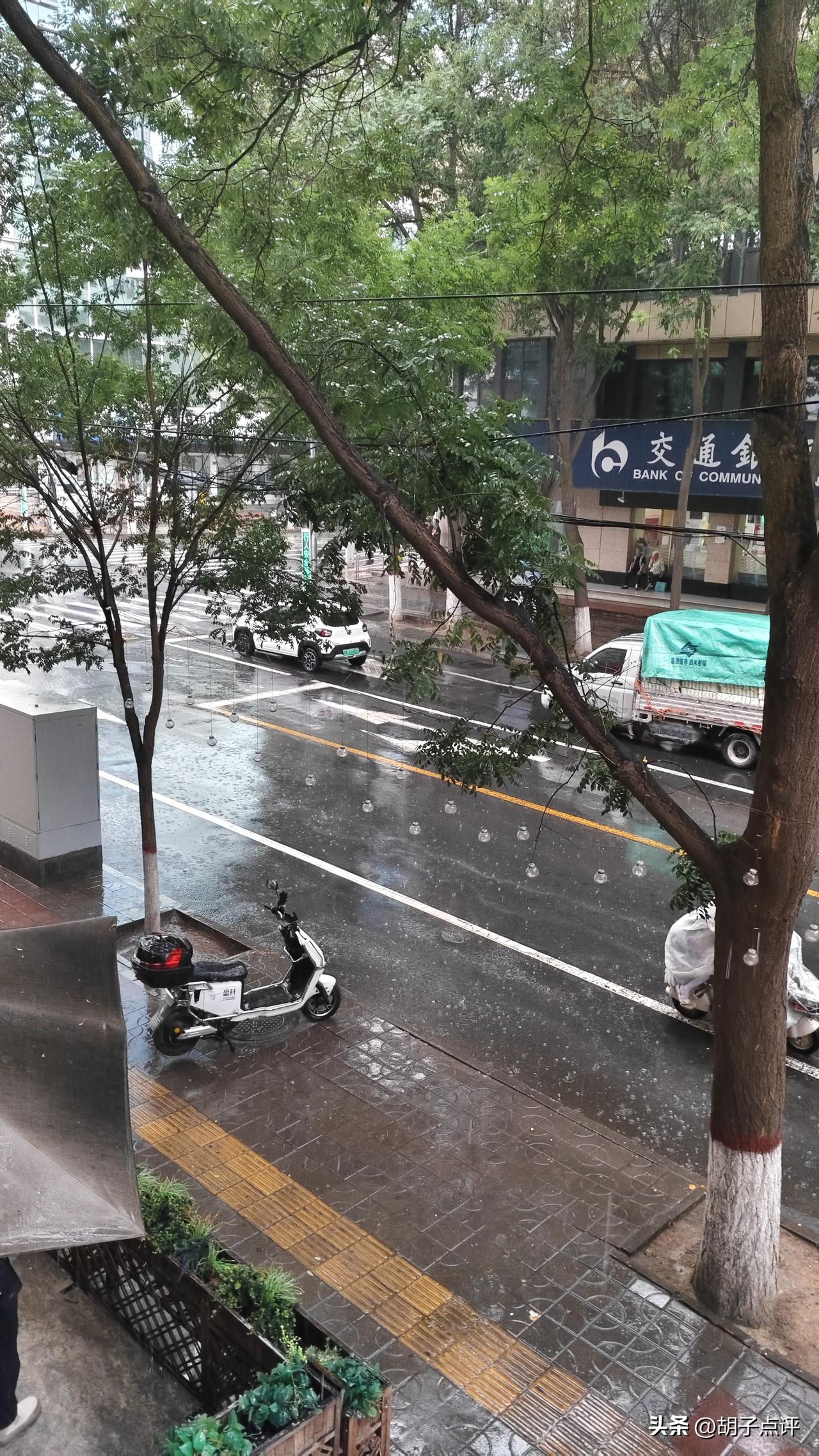 今天下楼锻炼，差点淋了个落汤鸡，万幸早回来了一步！

兰州入夏快一个月了，还没有