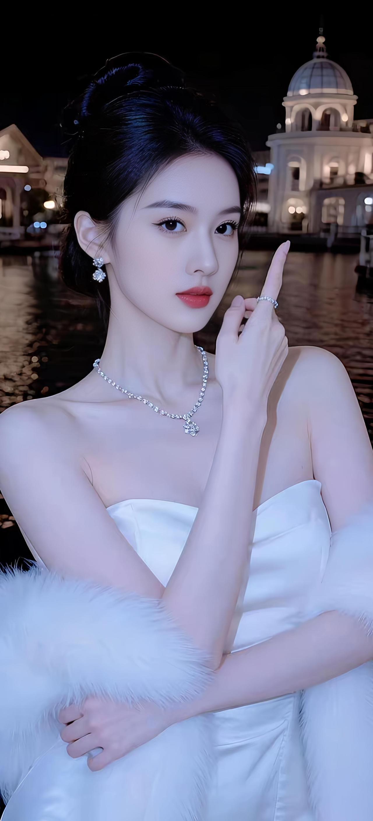 芙蓉映水露凝脂，柳眼含春黛画眉。
 
步曳香风兰麝散，声传雅韵凤箫随。
 
惊鸿