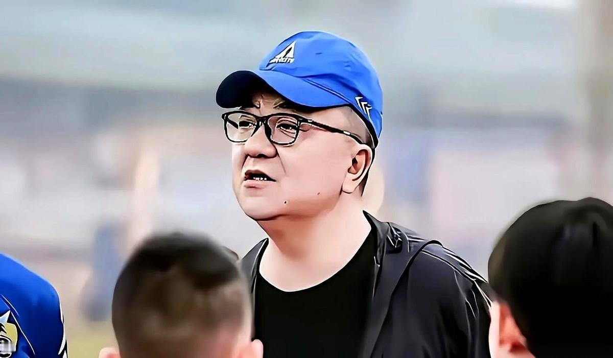 董路和孙臣曦一家闹掰这事，真是把“情分”两个字，打碎了看。
开头那叫一个甜。董路