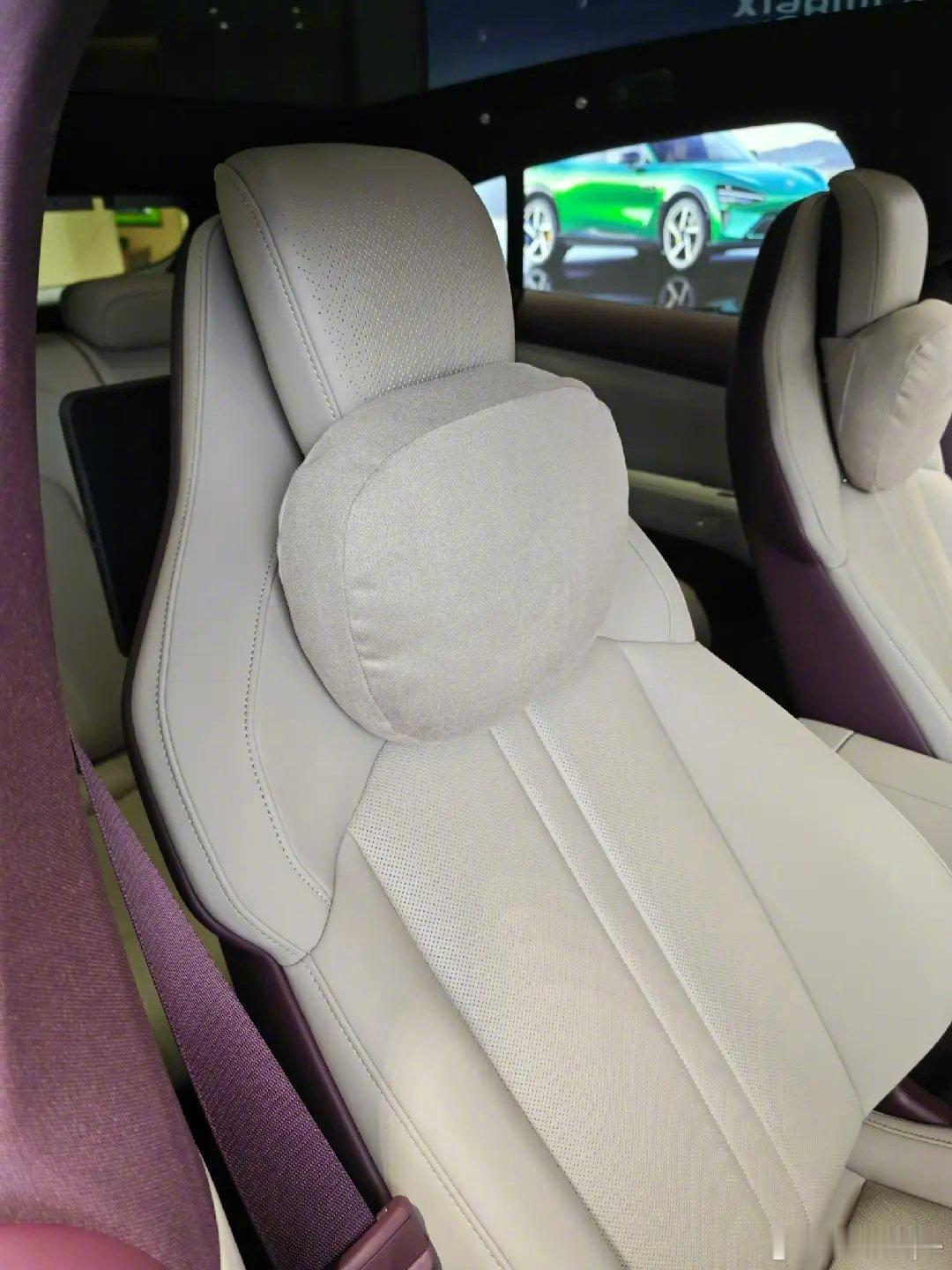 小米YU7磁吸颈枕这波上新，懂车的都懂！磁吸秒固定不晃，麂皮绒亲肤还护颈，原车适