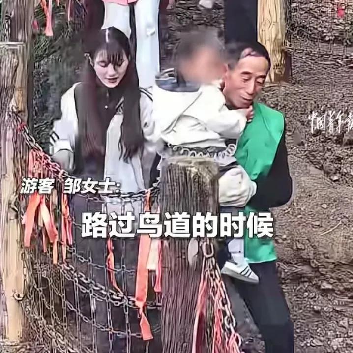 景区环卫工大叔，
火到了中国青年报！
四川广元，女子带着孩子在某景区下山，由于雨