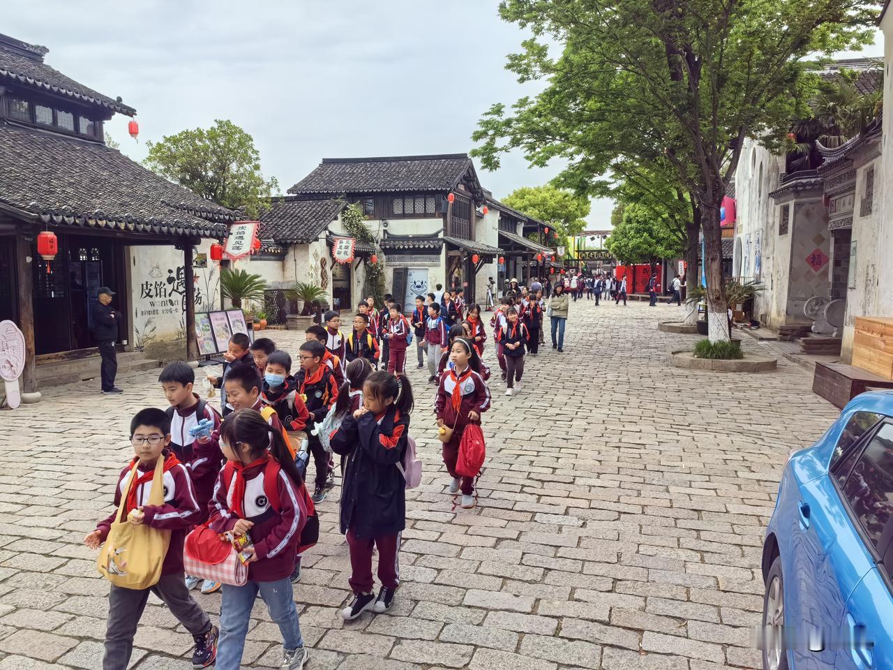 每个景点都有很多排着队的小朋友，这就是一直在说的春假吧？除了小学生之外，出来旅游