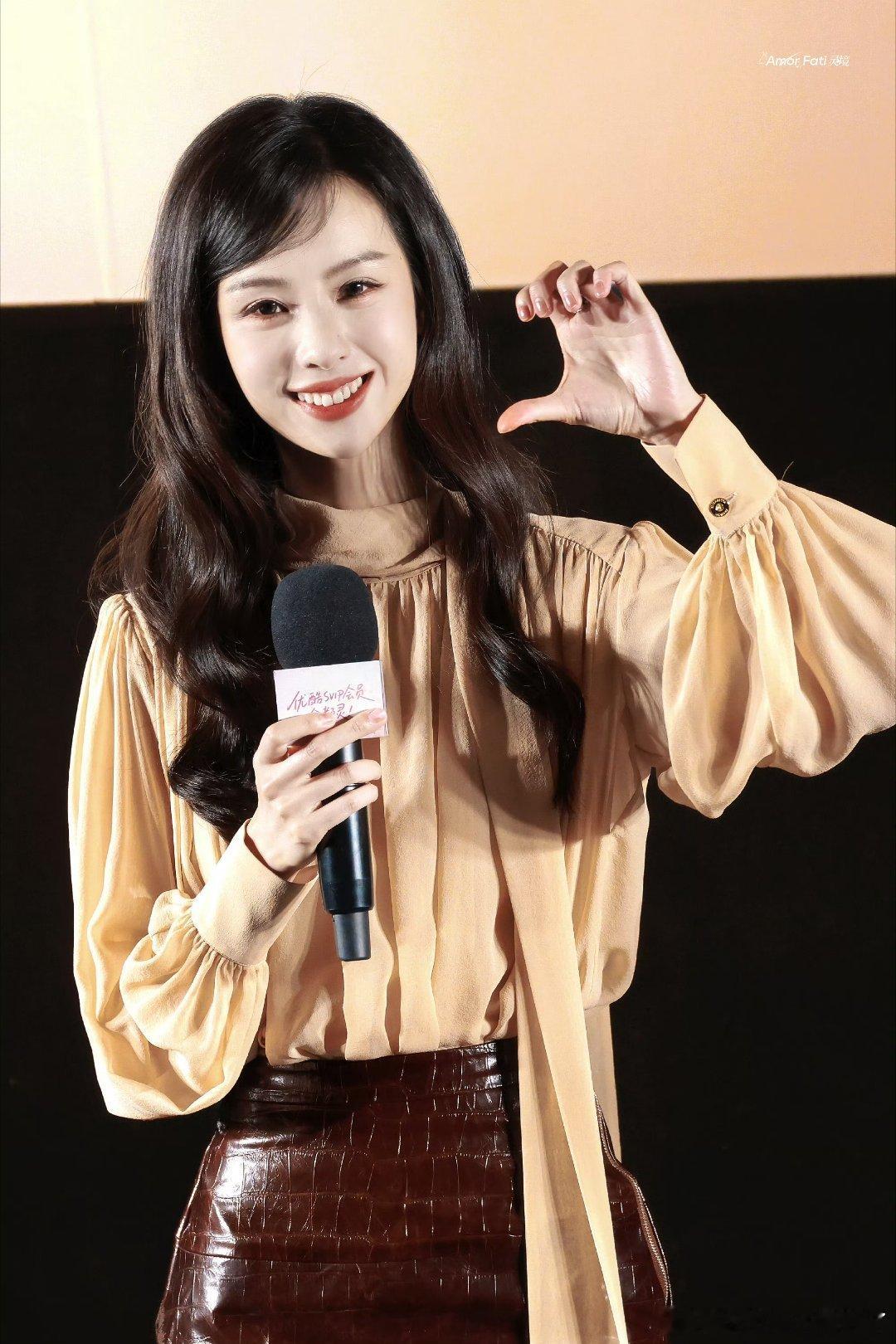 陈都灵不理解但微笑翘楚谁懂啊！！四个男生贴脸喊"嘟嘟嘟嘟"合唱，陈都灵微笑但不理