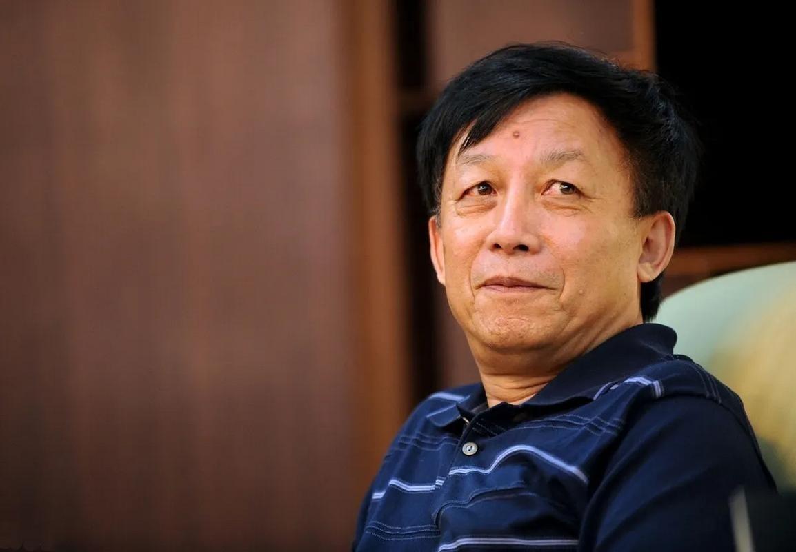 45岁那年，一个中年男人交完辞职信，甩手走人。在单位苦熬了整整11年，就因为少了