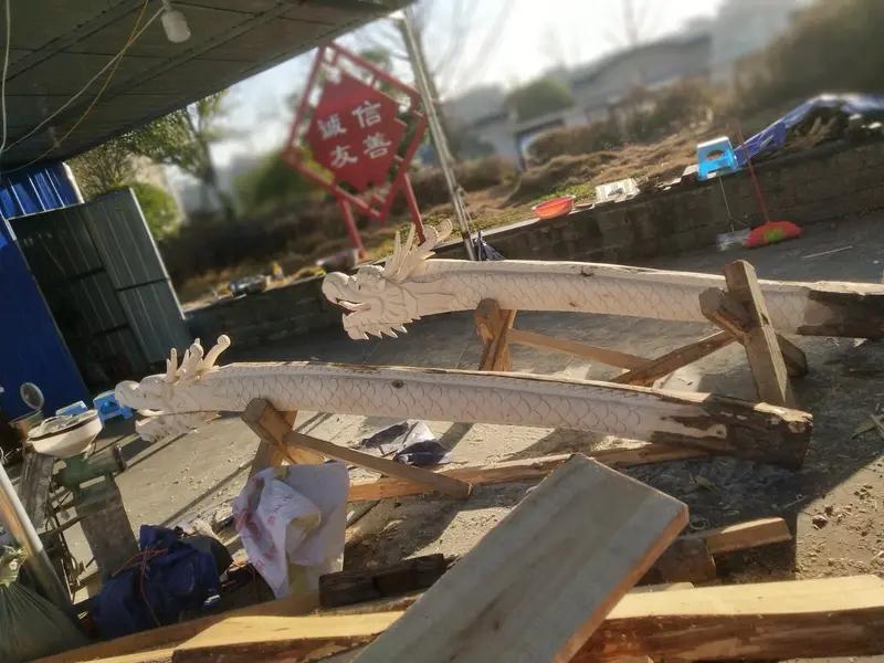 最近看到一个超厉害的事儿，河北沧州38岁的民间艺人钟怀杰，用24条板凳组成了12