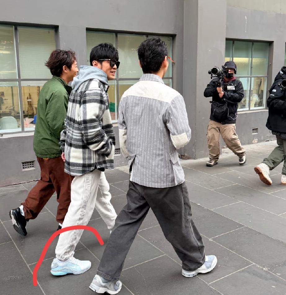 大明星周杰伦这双鞋是什么品牌？多少钱啊？贵不贵啊！真的太好看了吧！好时尚好舒服啊