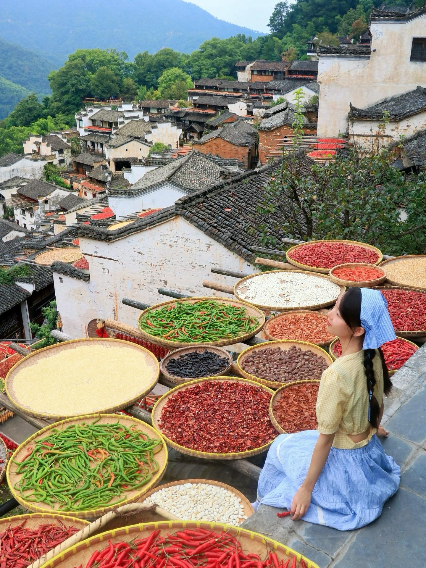 不愧是《国家地理》推荐的最美古村。篁岭一晒，便已之秋 青山、白墙、黛瓦...