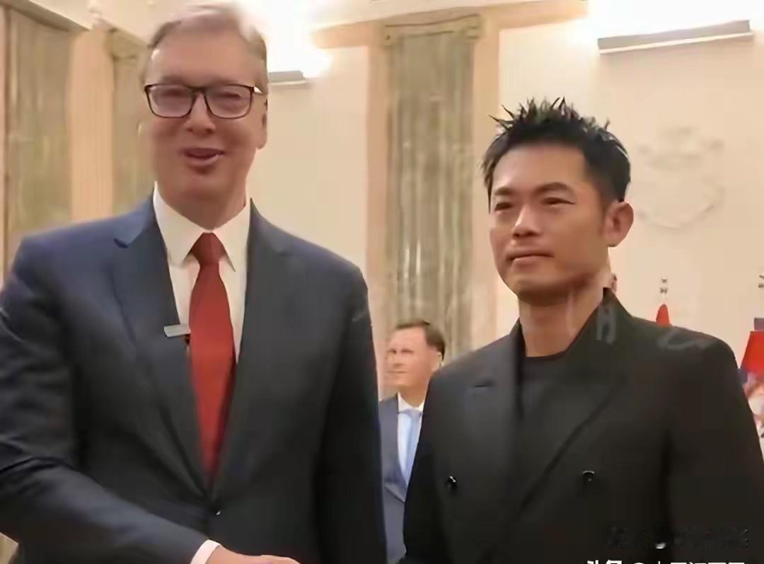 6月11日，塞尔维亚总统武契奇会见了中国羽毛球名宿林丹。
林丹向总统先生赠送了球