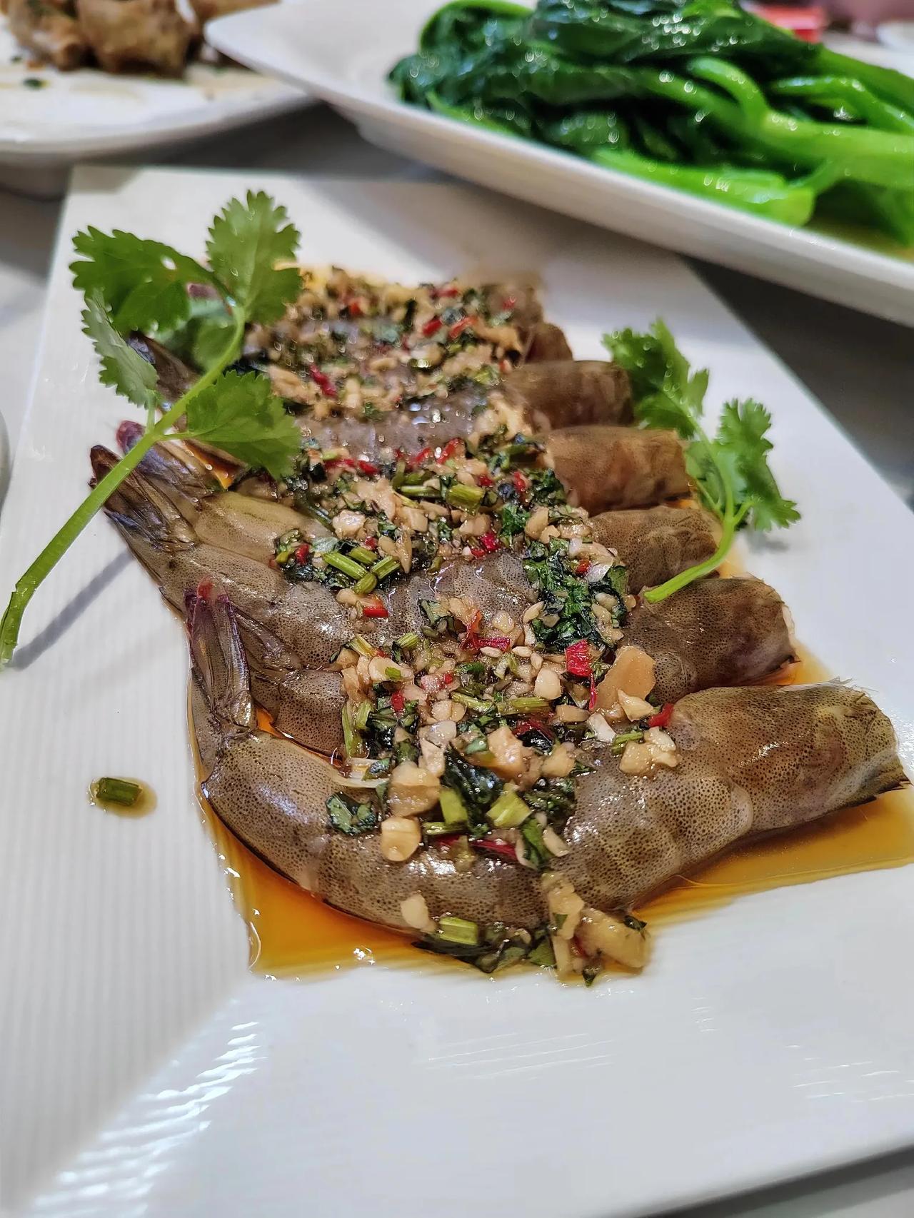 有谁吃过这个？潮州名菜
我只敢尝一只[奸笑]，虾非常新鲜，肉弹牙，想象得出它不久
