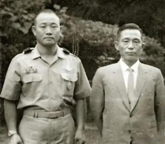 长大后我就成了你！全斗焕在担任保安司令官时和朴正熙合影留念！ 