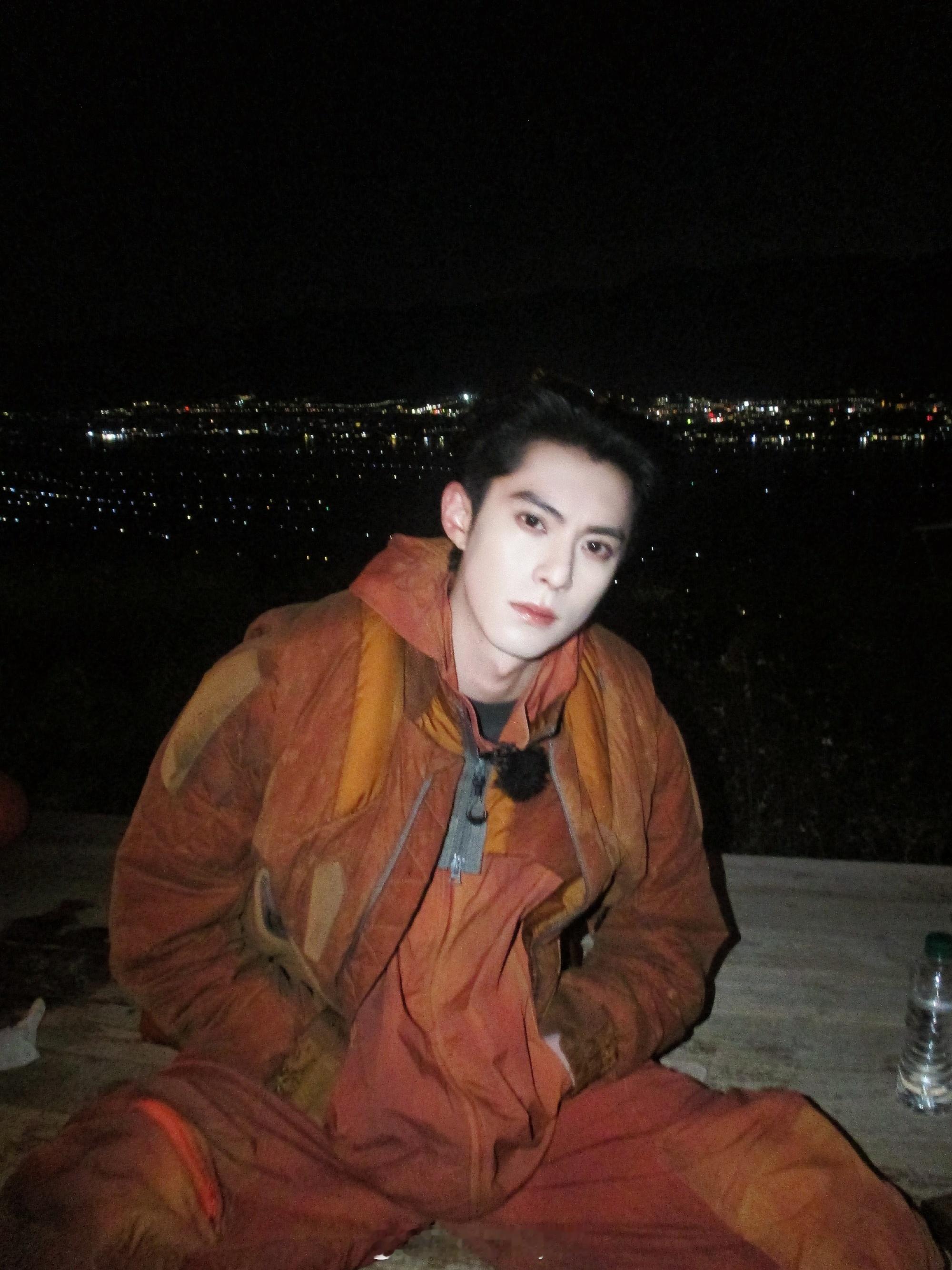 要命了，这个王鹤棣帅的不行。宇宙爆闪团亮相亮的全是洋相