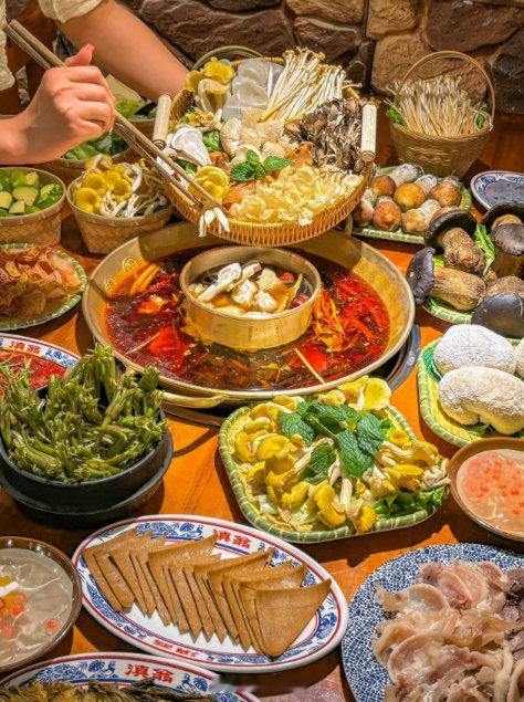 外国人吃辣基础吃火锅不基础 我真没想到外国人会喜欢吃辣，更别提火锅了。而且居然还