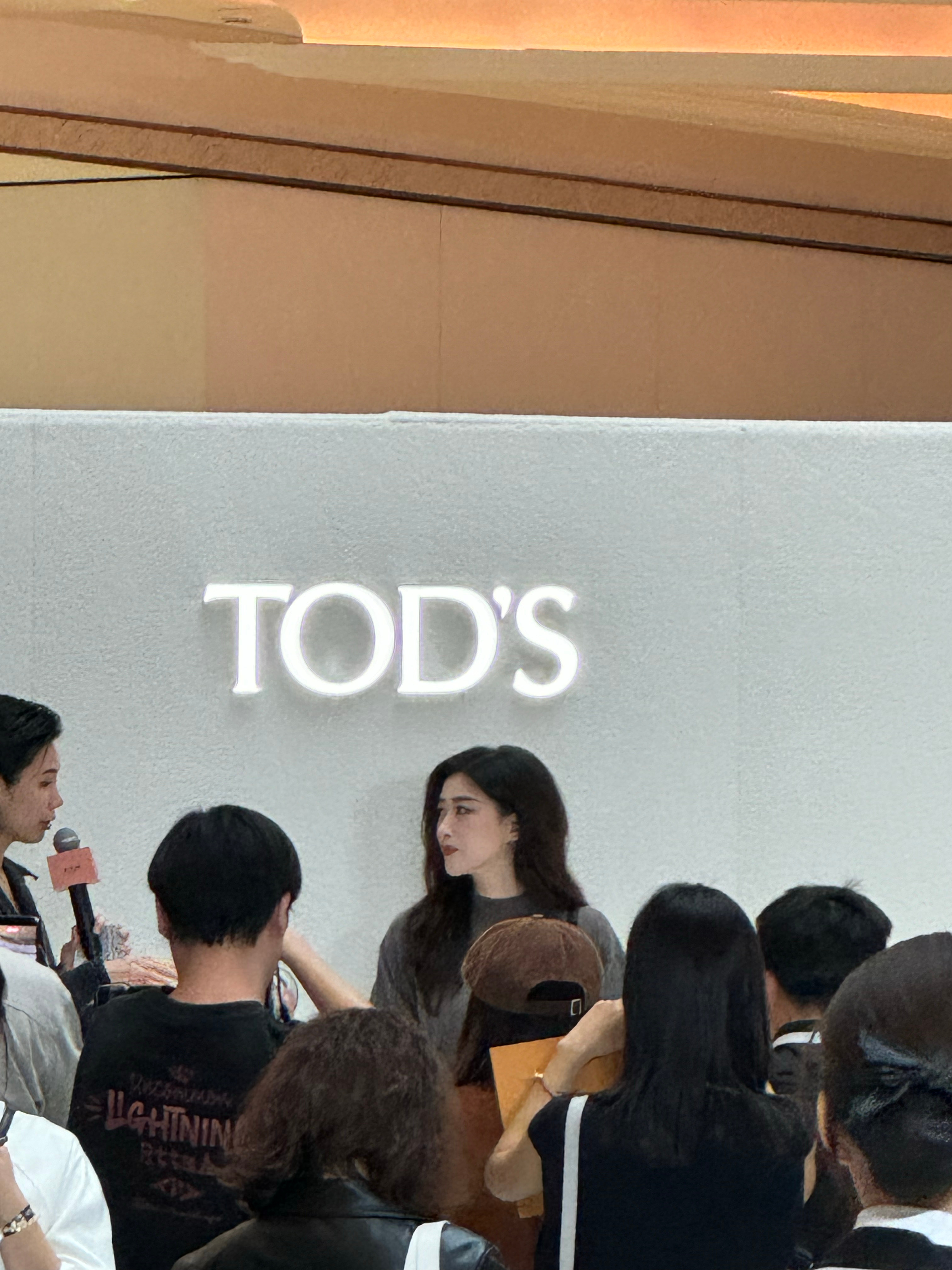 朱珠 面无表情把老公挤开超漂亮的姐姐 