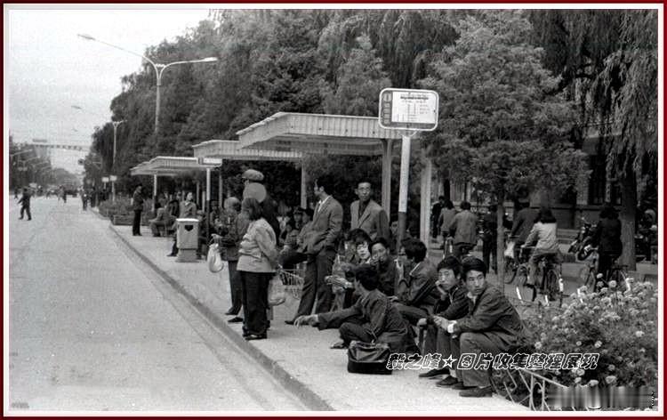 这是1985年的呼和浩特街头，能否看出这是哪一段路吗？
呼和浩特变迁 最近又收集