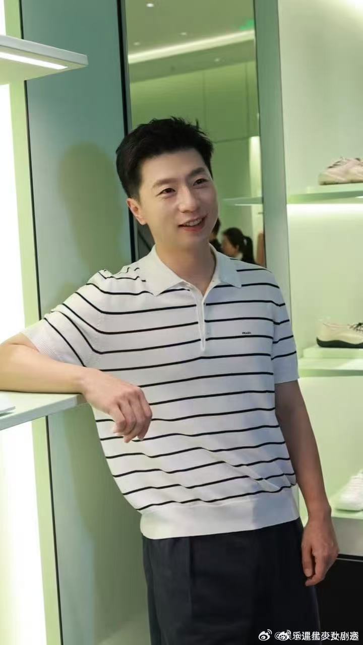 马龙条纹polo衫造型马龙深圳活动脱离运动赛场换上日常穿搭，条纹polo衫温柔又