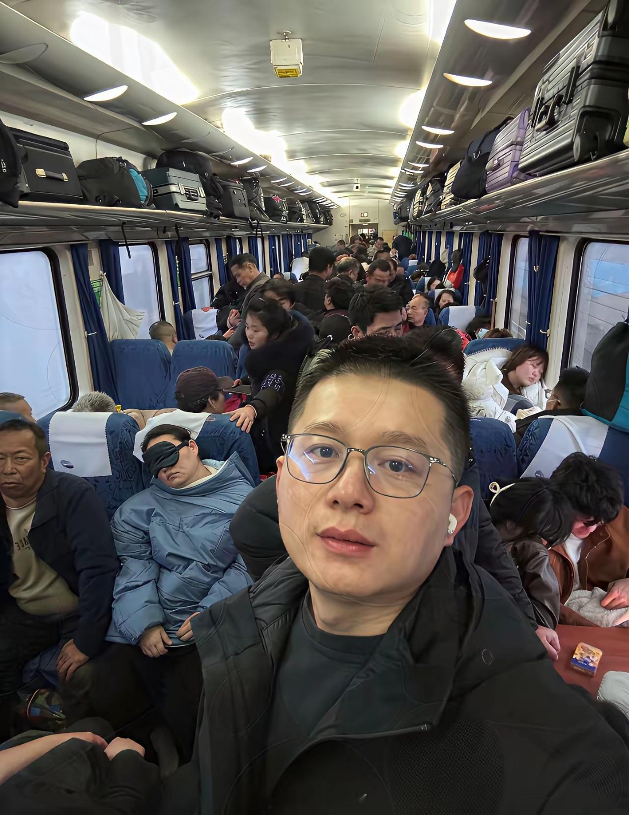 明明高铁和飞机更快更舒适，为什么每到春运，绿皮火车里还是挤满了人？这趟“慢时光”