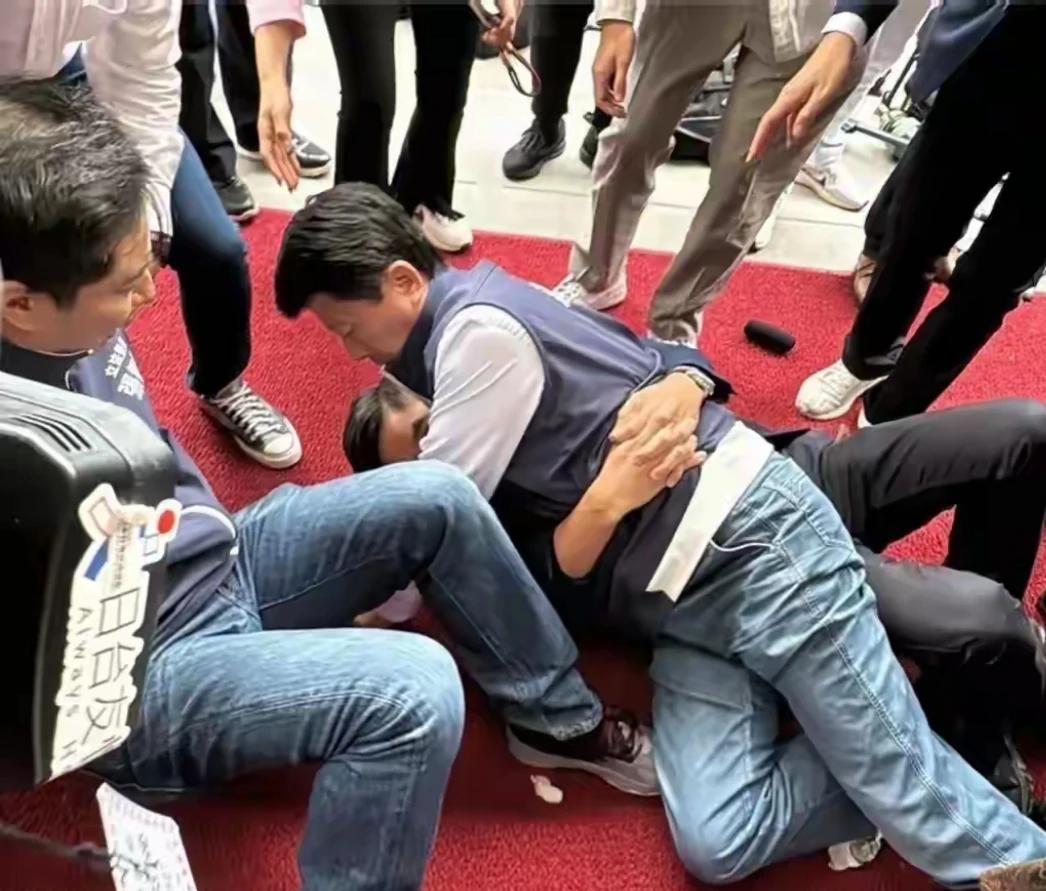 今天上午的台湾省“立法机构”，上演全武行…
蓝营女“立委”陈菁徽还被绿营的钟佳滨