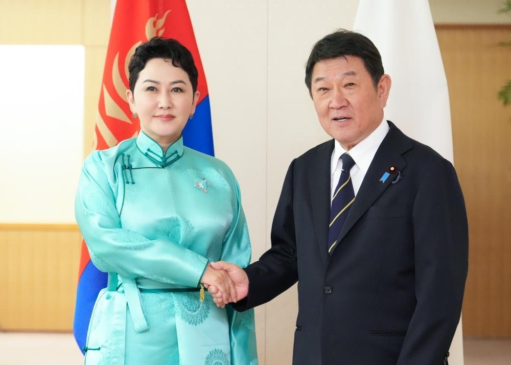 *蒙古外长借道中国访问日本，夹在中俄间的蒙古到底算什么？高市政府主动捅破了这层窗