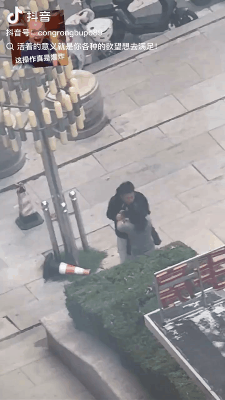 这样的男人，根本不配做女孩的男友！
一对情侣不知因为什么原因在街头争吵起来。争吵