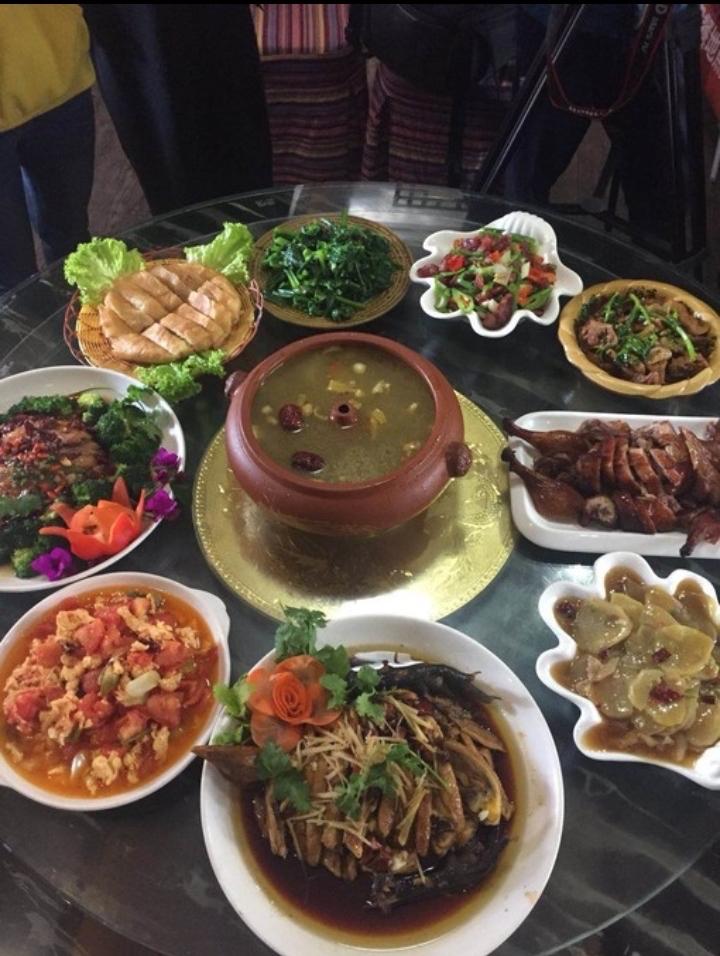 中餐讲究“五味调和”，核心是中庸之道与阴阳平衡。从周代“鼎食”到民间烟火，每一道