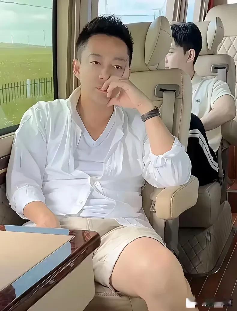说好的秤不离砣
说好的双宿双飞呢

这才结婚三个月

两个人手牵手的偶遇
越来越