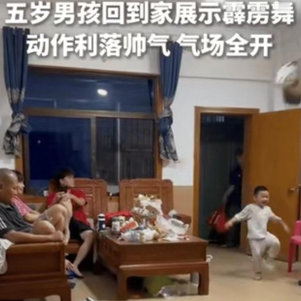 火到人民日报了！近日海南海口一个5岁的男孩放学回到家，他不看电视，也不玩手机，而