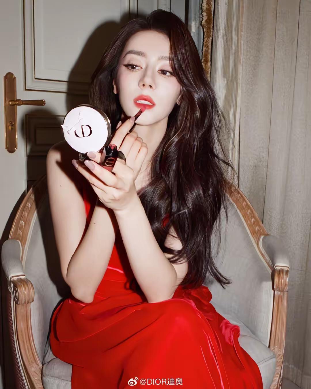 红裙迎来了它最适配的主人！ 迪丽热巴 巴黎时装周 卫蓝 美女