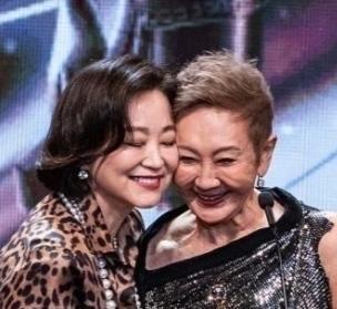林青霞：以前黄霑总调侃你，说你不像小女人。
施南生：他就爱随口开玩笑，性子就这样