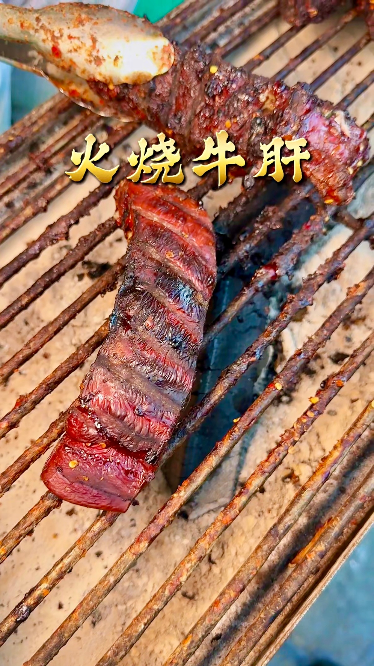 在丽江发现一家丽江本地人私藏的傣味小破店，老夫妻俩做事慢条斯理的。东西品种挺多，