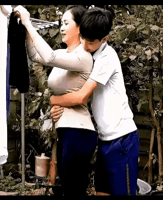 今天有一段母子亲热互动的视频冲上了热搜，一个高中男生身高都快1米八，直接挂在了母