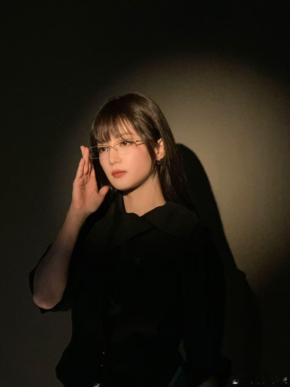 家人们谁懂啊！张雅钦新剧《明日乐园》里的马瑟，高智又温柔，清醒冷静还带着知性美，