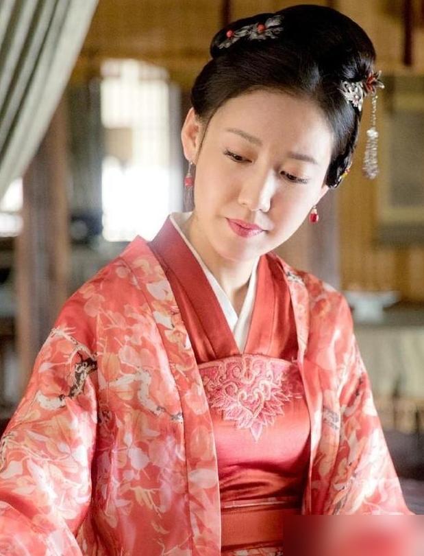 都骂林噙霜把女儿往火坑里推，我告诉你，这娘们算盘打得比谁都精。
你以为她傻？宁