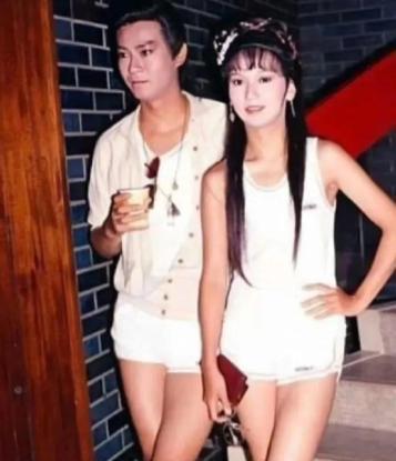 1978年，郑少秋和赵雅芝在拍戏时无意之间留下了一张合影。

彼时香港影视工业正