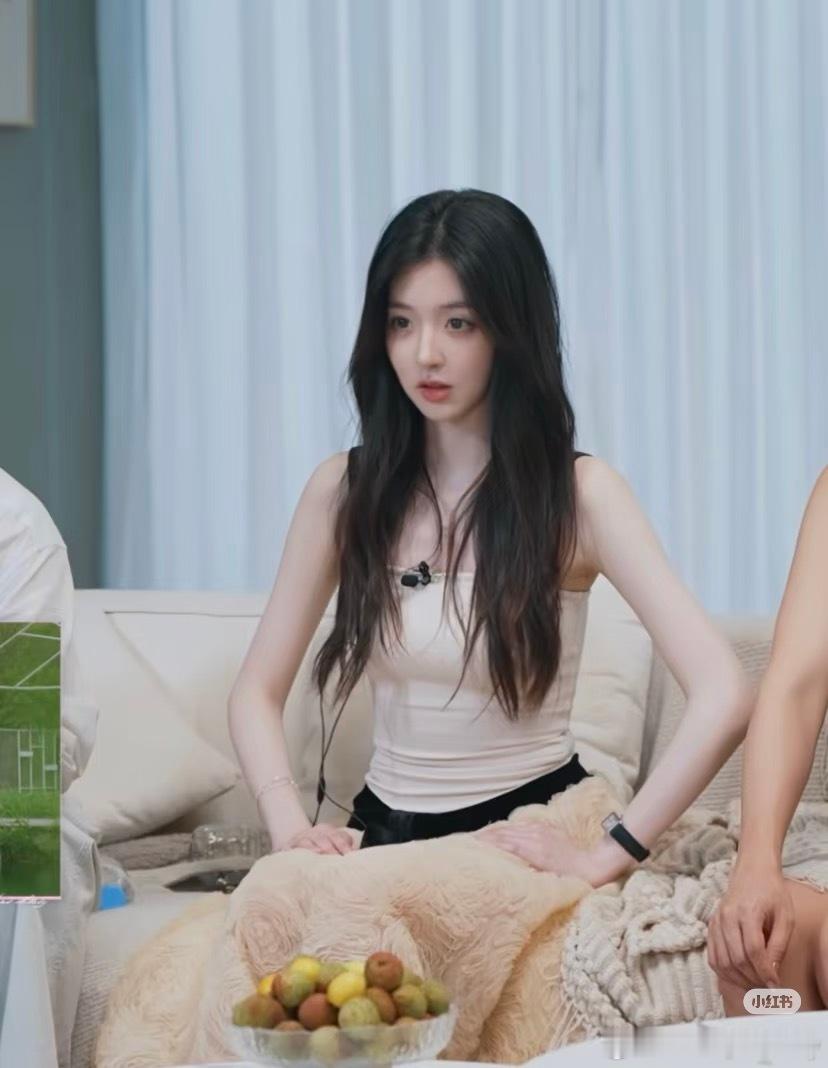 确实很清纯小白花，很聪明。但是也很小聪明，不真诚。往往都是在这种浅层过招期间比较