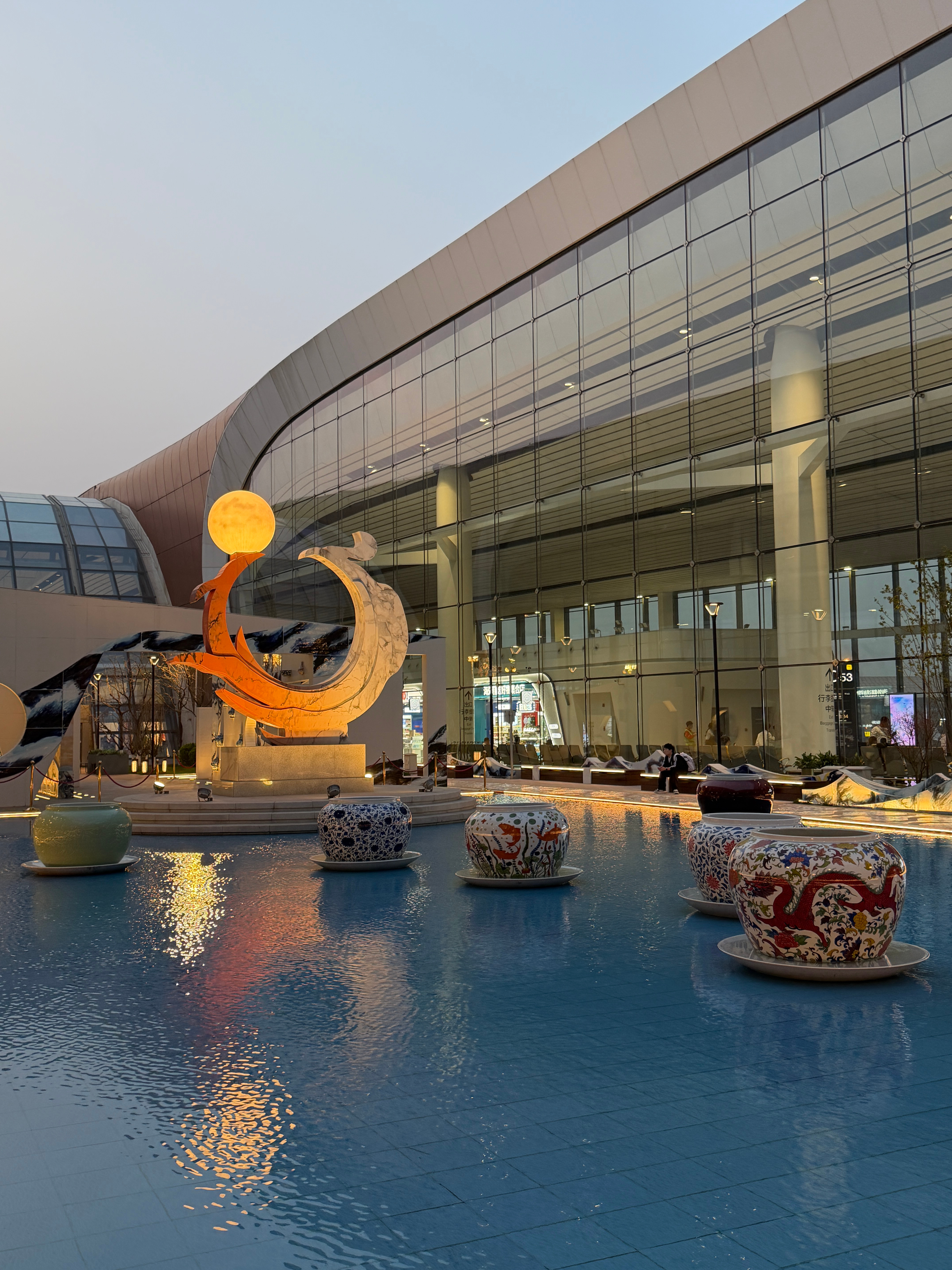 大兴机场的建设真的好，干净、人少、吃东西便宜～马上又要5个多小时的飞行了 北京·