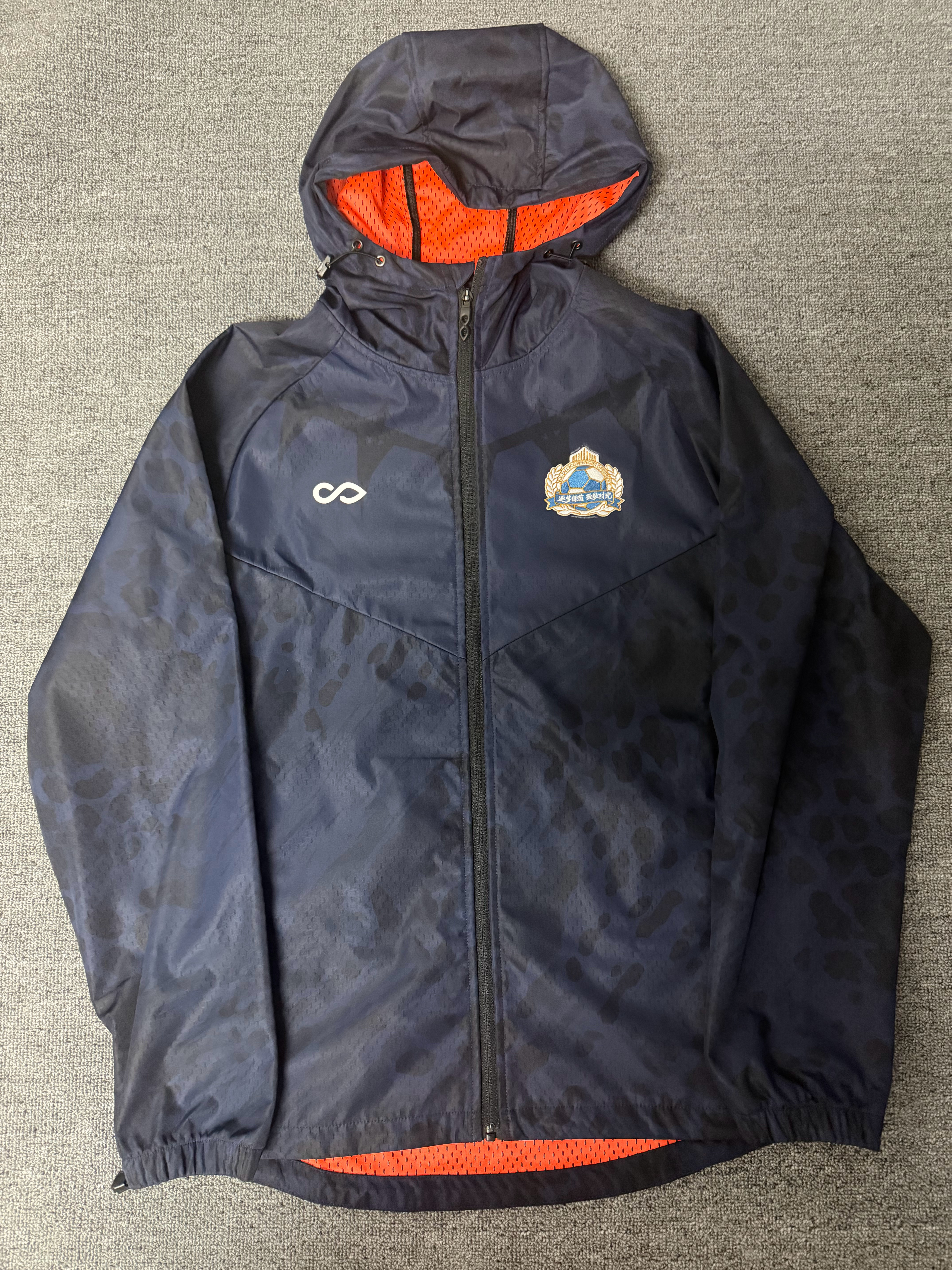 莫雷诺&范志毅绿茵怀旧赛球衣开箱，队徽刺绣，衣服下摆有细节。球衣资讯贤聊球衣莫雷