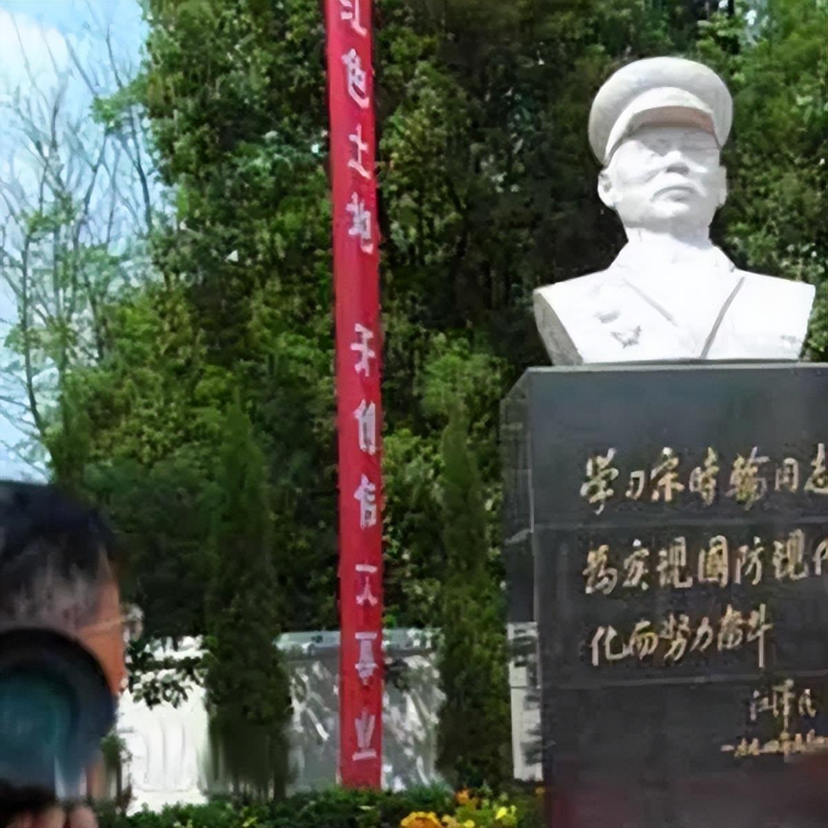 1950年，宋时轮在一家饭店用餐。正在点菜的时候，服务员无意中提到了饭店老板娘的