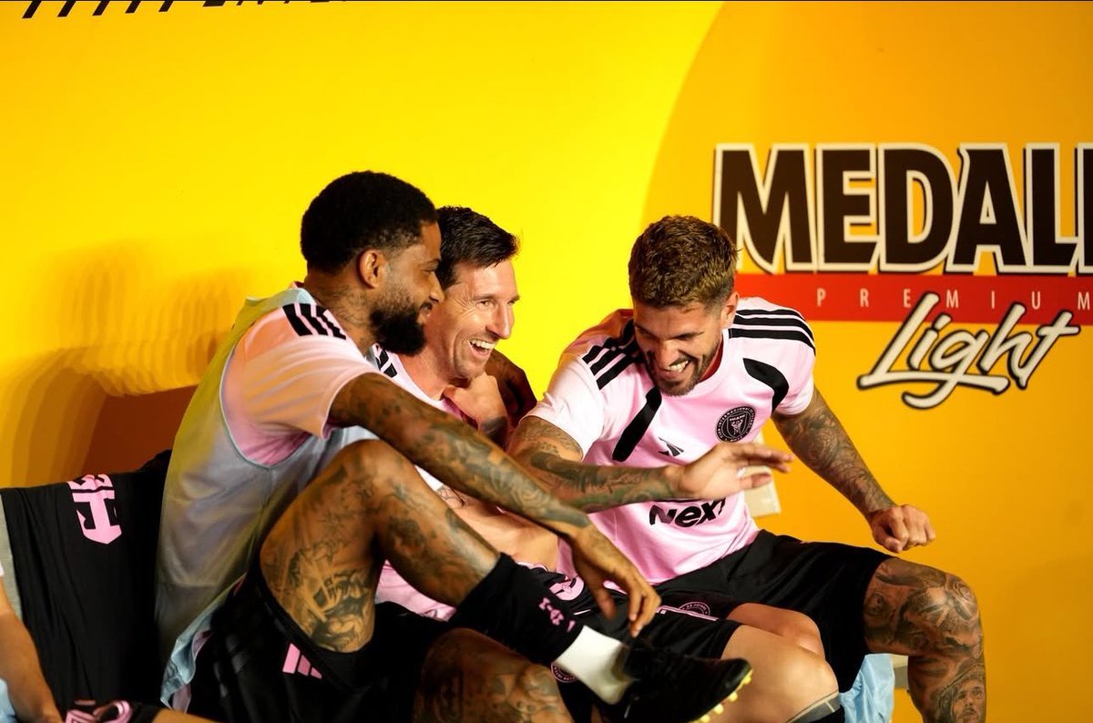 替补席的梅西。足球