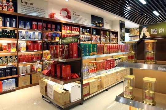 据说泸州人不买宜宾酒、泸州的商店很少出售宜宾酒，不知道是不是真的；但宜宾人消费泸