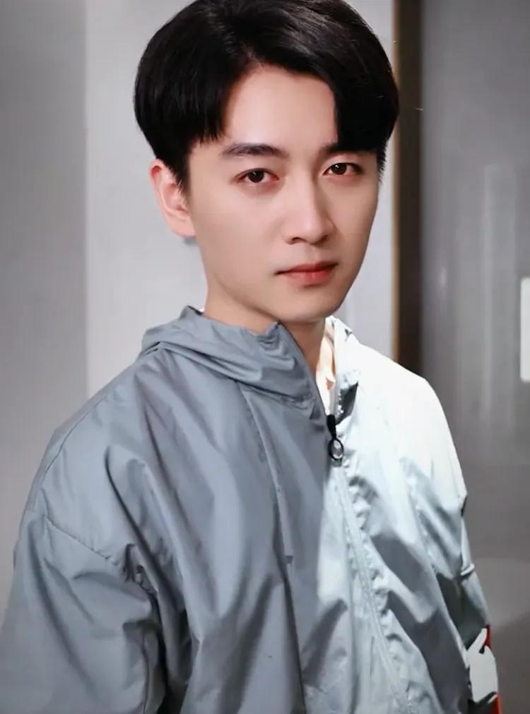 陈晓认为，恋爱脑并不是一个贬义词，每个人在某个时期都会有这样的经历。这个词出现的