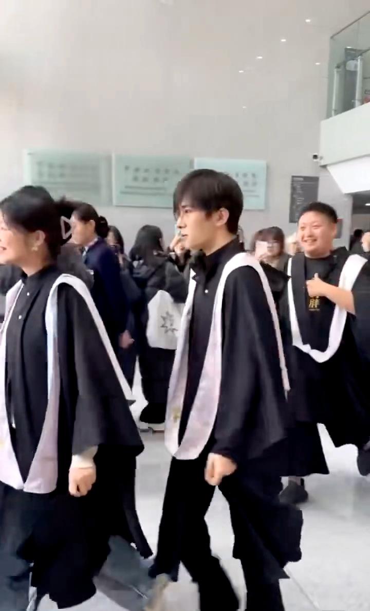 易烊千玺回中戏了！

千玺回中戏参加活动了，这个学士服是中戏特有的还是他们这一届