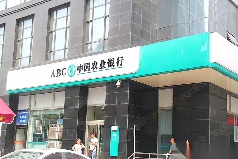 有人说现在一个小支行，配置也是五个行长！一般配置，现在要设专职副书记！过去是一正